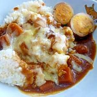 子供とお昼ごはん♪チーズレトルトカレー煮玉子添え♪